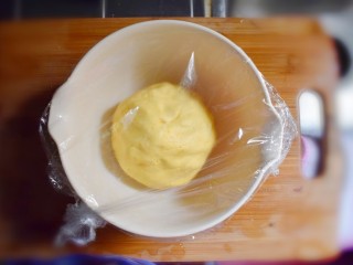 9、紫薯南瓜糯米糕,揉成光滑的面团，盖上保鲜膜，放一边静置饧半个小时。