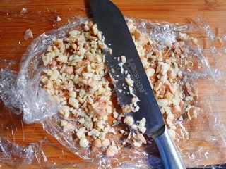 11、紫薯南瓜糯米糕,实在捣不碎的，可以用刀切几下。