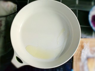 13、紫薯南瓜糯米糕,平底锅或炒锅，倒入适量的花生油（其他植物油也可）。