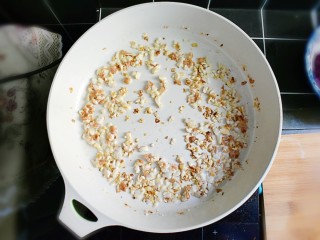 15、紫薯南瓜糯米糕,炒至花生变黄，出香味。