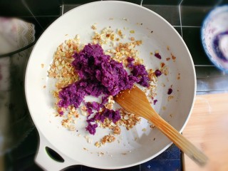 16、紫薯南瓜糯米糕,倒入紫薯泥。