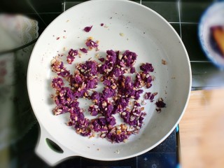 17、紫薯南瓜糯米糕,关火，利用锅的余热，再翻炒几下。