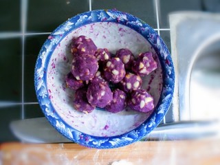 19、紫薯南瓜糯米糕,揉成约20g左右的紫薯花生丸子。