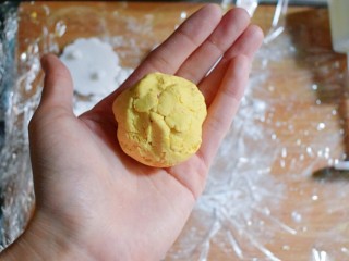 22、紫薯南瓜糯米糕,收口，将紫薯花生丸包裹住。
