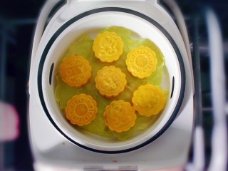 26、紫薯南瓜糯米糕,蒸约15分钟，即可。（如果模具比较大，就多蒸一会儿哦！）