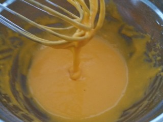 3、肉松小贝,加入过筛的低粉一起拌均匀