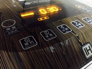 1、猪肝瘦肉粥,大米下锅后先煮30分钟