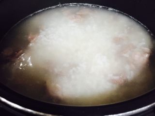 7、猪肝瘦肉粥,放入肉后再煮20分钟