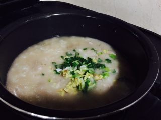 8、猪肝瘦肉粥,20分钟后加入葱和姜末