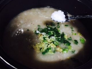 9、猪肝瘦肉粥,加入适量盐（我的是两勺）