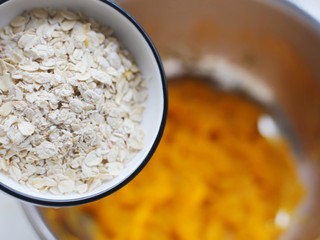 5、南瓜燕麦饼,加入燕麦片。