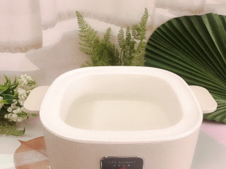 1、紫薯银耳粥,锅中放入清水