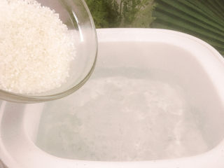 2、紫薯银耳粥,烧开后放入淘洗干净的粥米