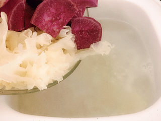 4、紫薯银耳粥,放入提前浸泡好的银耳和去皮切块的紫薯