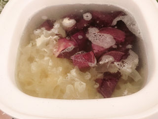 5、紫薯银耳粥,继续大火煮开