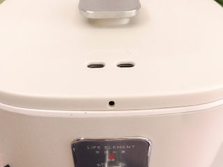 7、紫薯银耳粥,盖上锅盖