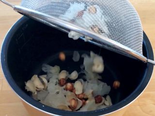 3、百变水果 汤圆银耳甜汤,将银耳、百合和莲子清洗干净，放入压力锅内胆中。