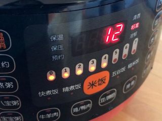 5、百变水果 汤圆银耳甜汤,设定加压12分钟。