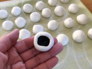 8、百变水果 汤圆银耳甜汤,将面团分成小剂子，每份大约10克，包入黑芝麻馅约5克。