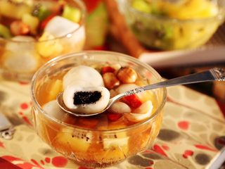 11、百变水果 汤圆银耳甜汤,好看又好吃，冬天热吃，夏天冷吃，春秋温食，一年四季都可食用。