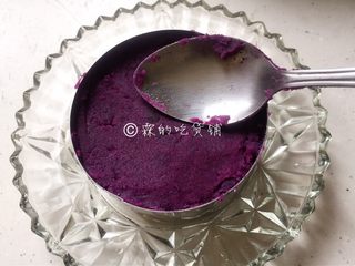 7、酸奶紫薯泥,把紫薯泥倒入，用勺子背按平表面。