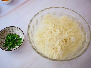 3、花生酱拌面,煮熟后捞出放入凉水中浸泡备用，葱切葱花，葱随自己喜欢，想加多少就加多少，喜欢葱香就加多点，不喜欢就少下点