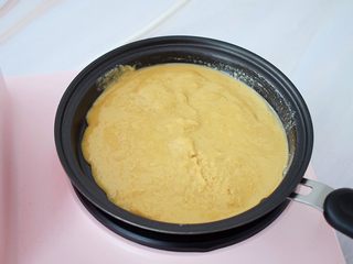 4、花生酱拌面,另起锅倒入花生酱