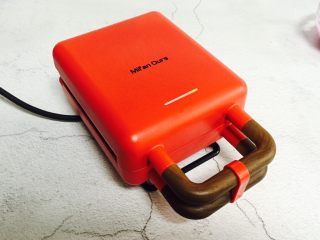 12、爆浆火龙果酸奶吐司,盖上盖子烤三分钟（时间到指示灯会熄灭）