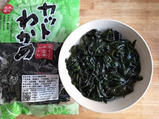 9、烫面海菜大包,海菜用温水泡发洗净。