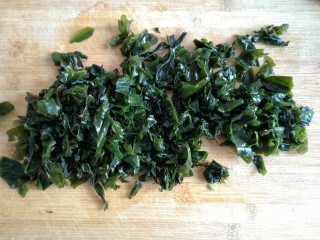 10、烫面海菜大包,将洗净的海菜切碎。