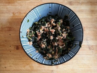 11、烫面海菜大包,将切碎的海菜放进容器中，加入适量的肉馅拌匀。