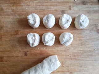 13、烫面海菜大包,搓成长条圆柱形后揪成大小合适的面剂子。