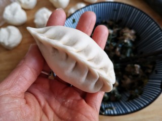 16、烫面海菜大包,包起来。（这种柳叶包是胶东特色包法）