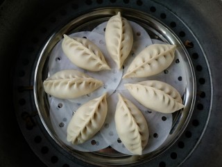 17、烫面海菜大包,锅中适量水，将包好的包子放在篦子上大火隔水开锅后再蒸15分钟即可。