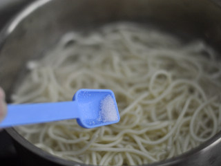 3、武汉热干面,锅里烧滚水，下面条煮熟，并调入少许盐