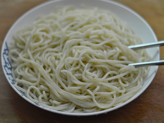 4、武汉热干面,捞出后沥干放入盘中，调入少许菜籽油，挑散，以免粘连