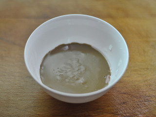 5、武汉热干面,花生酱倒入碗中