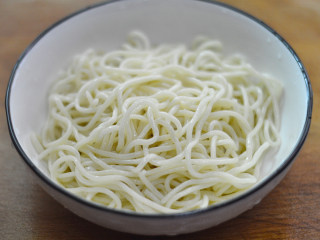 8、武汉热干面,将面条装入碗中