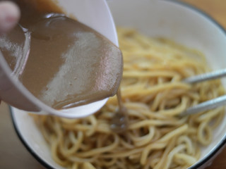 10、武汉热干面,再倒入调好的芝麻酱