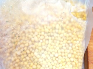 1、绿豆糕,备好去皮绿豆