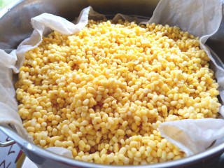 3、绿豆糕,泡好后，沥干水分入锅蒸30分钟