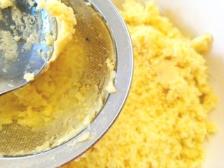 6、绿豆糕,过筛