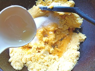 13、绿豆糕,放入白糖，蜂蜜翻炒均匀，