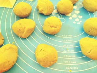 23、绿豆糕,把炒好的绿豆泥揪出45克大小的剂子