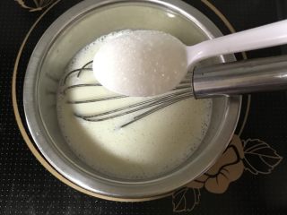 4、焦糖布丁,牛奶加热，使糖溶解，不用煮沸，避免气泡。