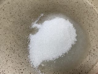 10、焦糖布丁,这个时候煮焦糖，第一份水和糖一起加热。