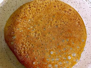 13、焦糖布丁,倒入另外一份水，此时会噼里啪啦响，利用热力摇匀即可。