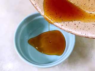 14、焦糖布丁,等焦糖的气泡消失，就可以倒入容器。