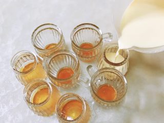 15、焦糖布丁,再加入布丁液。