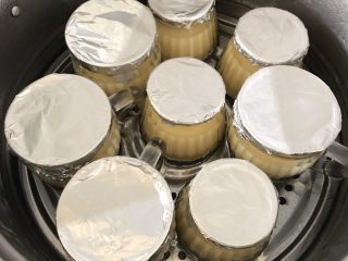 17、焦糖布丁,锅子里的水，要没过瓶身1/3，中小火加热，18分钟左右即可。